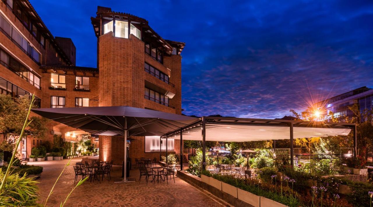 Hotel Estelar La Fontana โบโกตา ภายนอก รูปภาพ The hotel's exterior at night