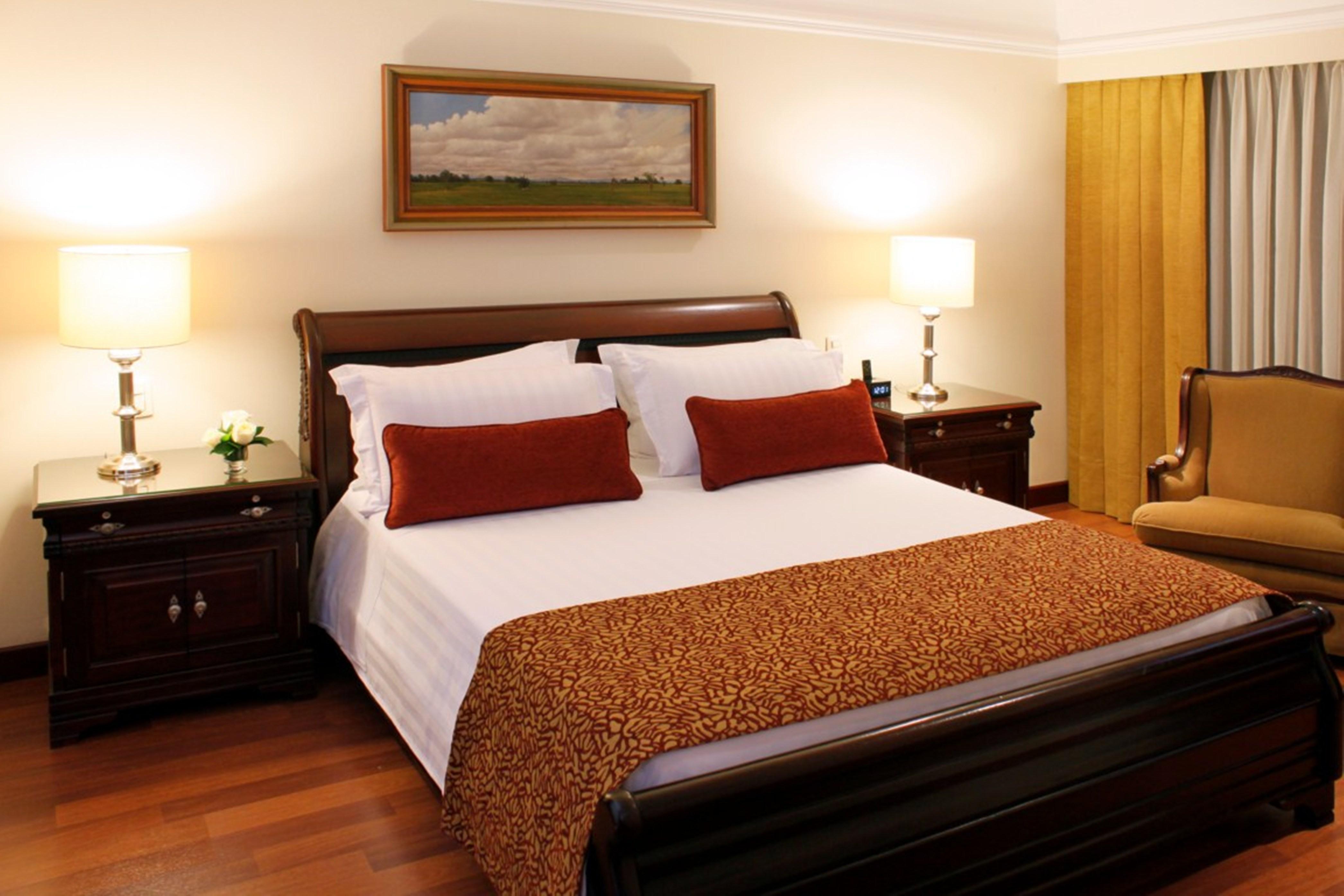 Hotel Estelar La Fontana โบโกตา ภายนอก รูปภาพ A bed with a bed runner
