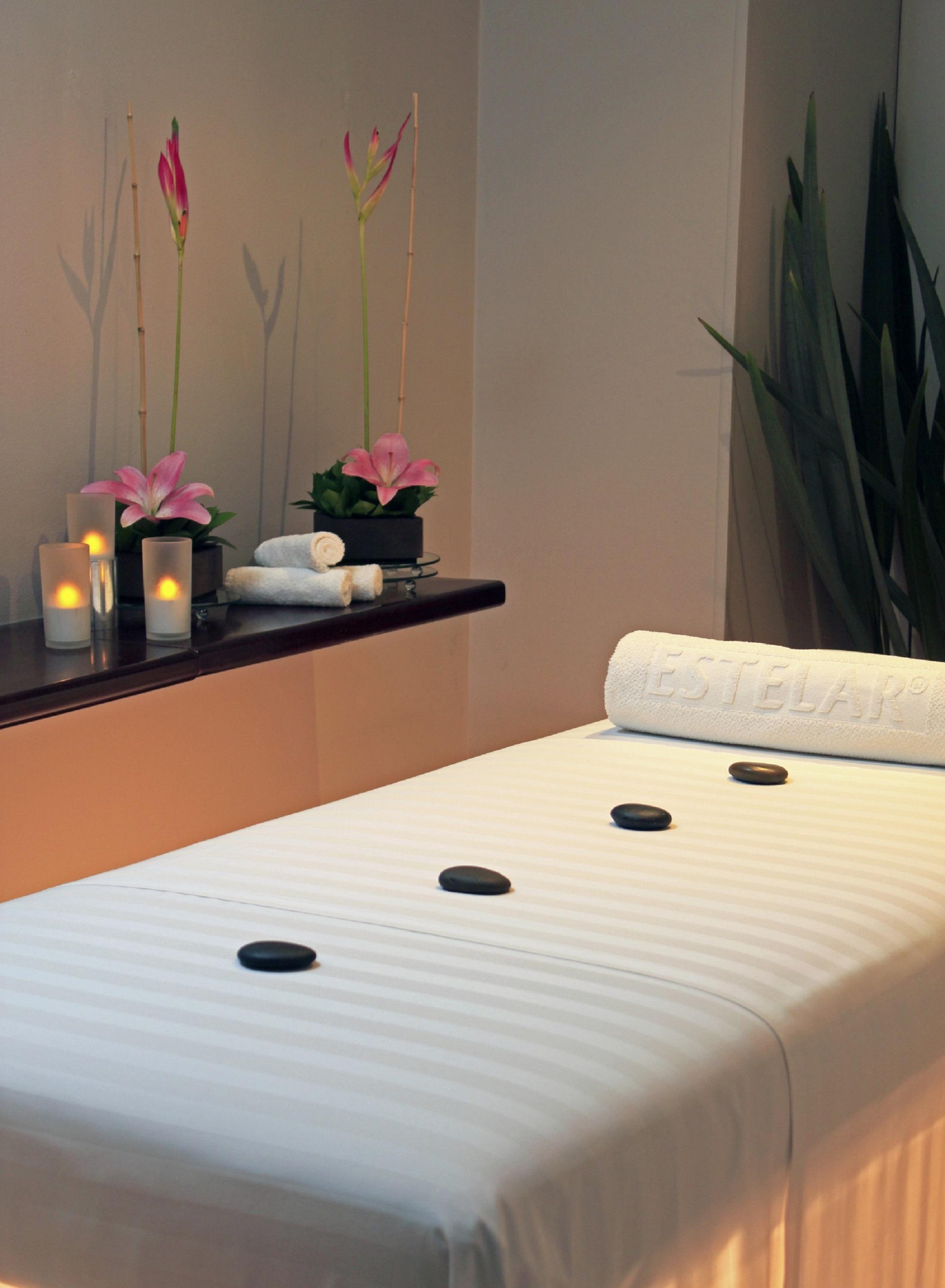Hotel Estelar La Fontana โบโกตา ภายนอก รูปภาพ A massage table