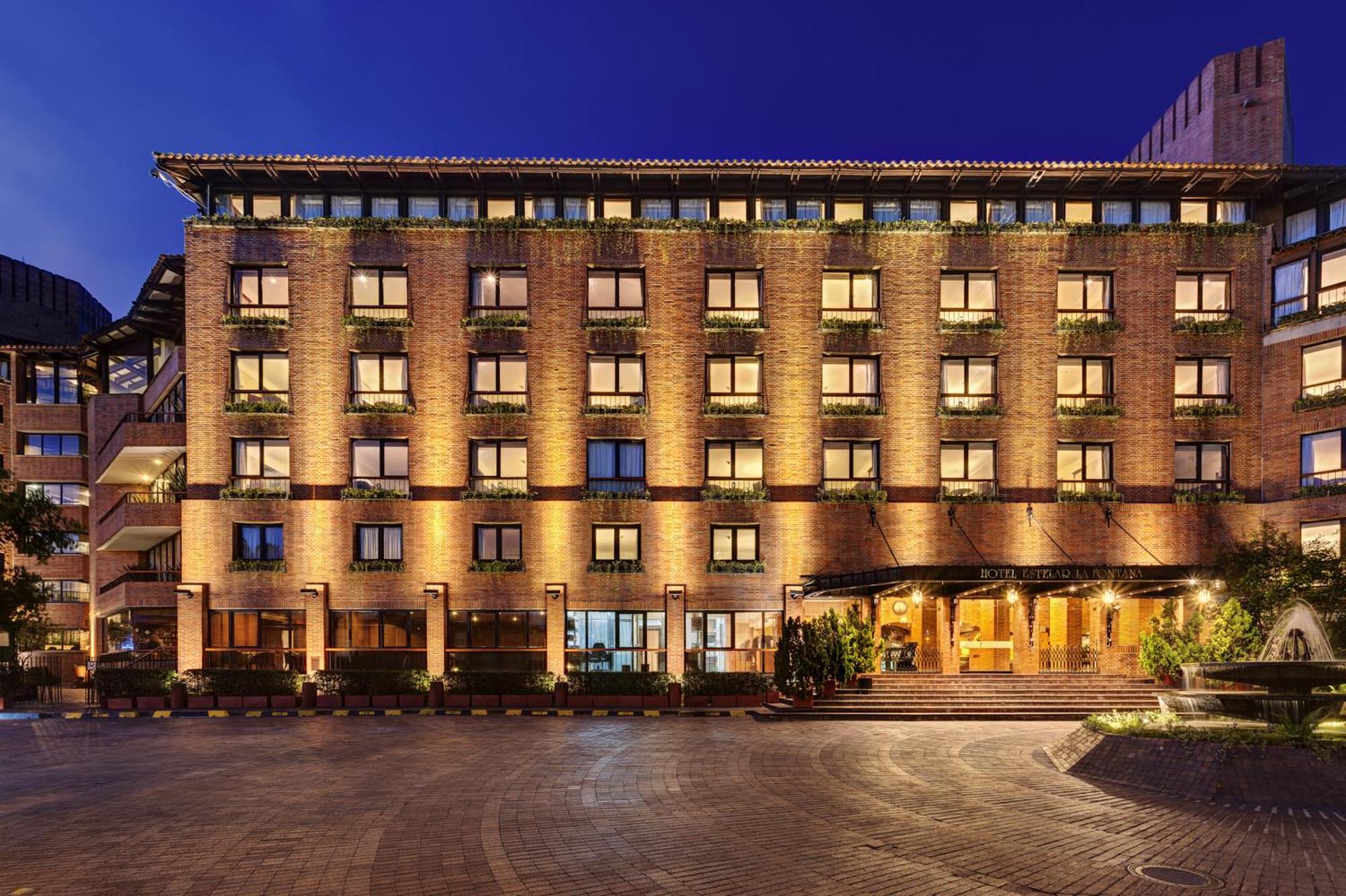 Hotel Estelar La Fontana โบโกตา ภายนอก รูปภาพ The hotel at night