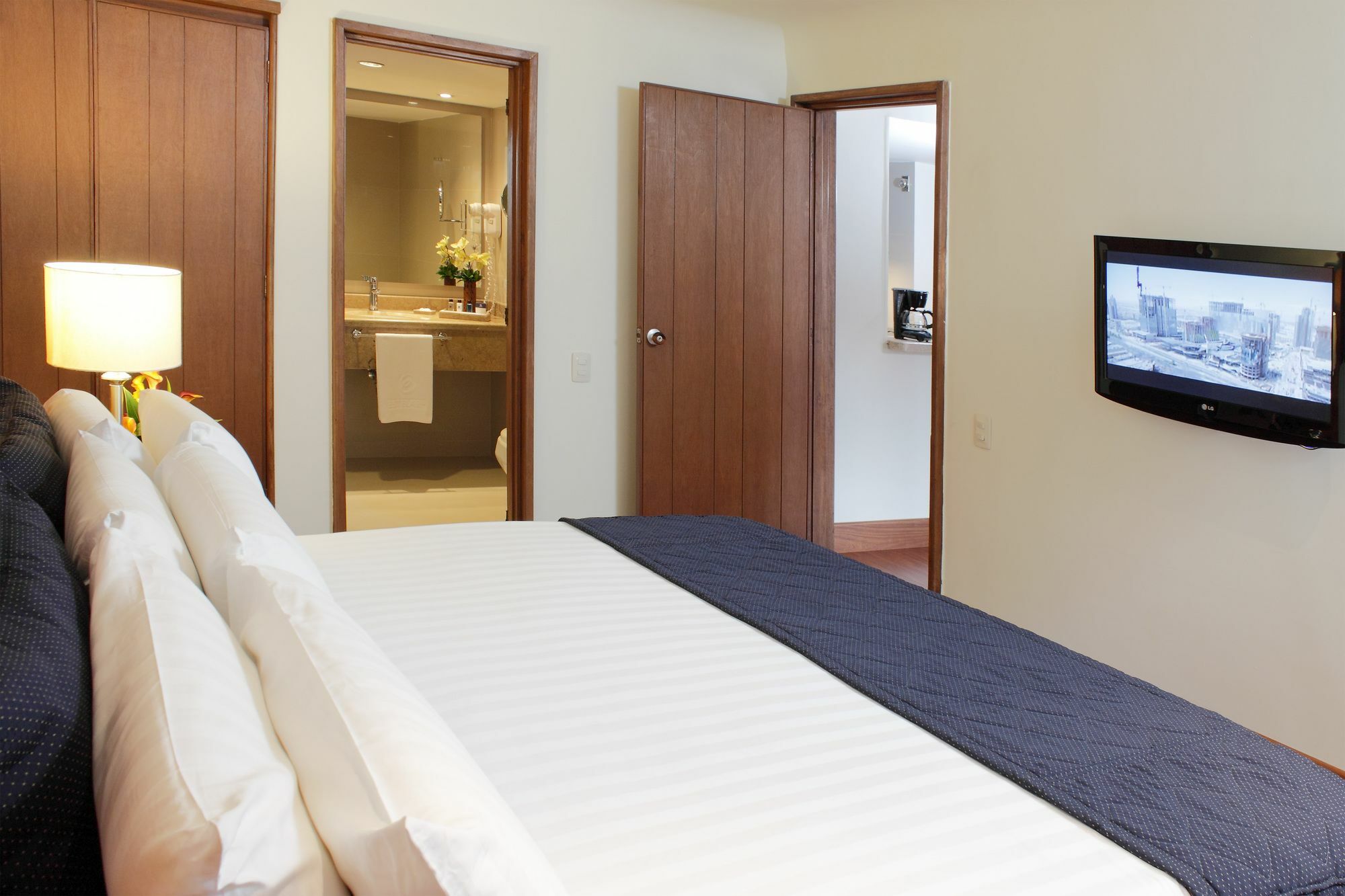 Hotel Estelar La Fontana โบโกตา ภายนอก รูปภาพ A bedroom at the hotel